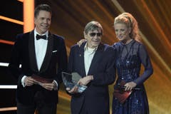 Polo Hofer (Mitte) ist Schweizer des Jahres 2015. Durch den Abend führten Sven Epiney und Christa Rigozzi. (Bild: Keystone / Walter Bieri)