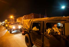 Ein Konvoi der Nationalgarde fährt durch die Strasse. (Bild: AP Photo / David Goldman)