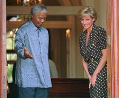 Nelson Mandela mit Lady Diana im März 1997 in Kapstadt. (Bild: Keystone)