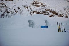 Der Eingang des Iglu-Hotels. (Bild: Corinne Glanzmann / Neue OZ)