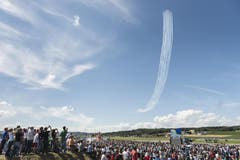 Die ZuschauerInnen beobachten die spanische Patrulla Aguila Casa in ihren C-101 Aviojets. (Bild: Keystone)
