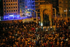 Unterstüzter des Präsidenten Erdogan gingen schon in der Nacht auf Samstag auf die Strasse. Hier in Istanbul auf dem Taksim Platz. (Bild: AP Photo/Emrah Gurel)