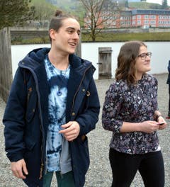 Yanick Monaco und Jana Näpflin auf dem Weg zur Ausstellung der Abschlussarbeiten ihrer Abschlussarbeiten. (Bild: Romano Cuonz/Neue NZ)