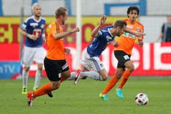 Luzerns Jerome Thiesson fällt hin. (Bild: Philipp Schmidli / Luzerner Zeitung)
