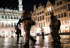 Soldaten patrouillieren am Abend auf dem Grand-Place, dem zentralen Platz der belgischen Hauptstadt Brüssel. (Bild: EPA / Olivier Hoslet)