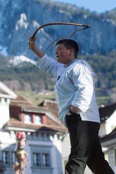 Unter dem Chrüzlistreich versteht man im Hauptort Schwyz die kunstvolle Bewegung, die mit dem Geisselseil ein Kreuz über dem Kopf des Spielers beschreibt. (Bild: Keystone / Urs Flüeler)