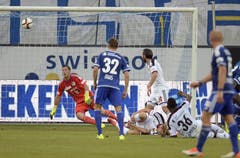 Der Basler Breel Embolo bezwingt den Luzerner Torhüter David Zibung und schiesst den Ausgleich zum 1:1 für den FC Basel in der ersten Halbzeit. (Bild: Keystone / Walter Bieri)