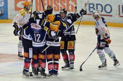 Fabian Sutter, Linus Omark und Björn Christen feiern einen Treffer des EVZ. (Bild: Keystone)