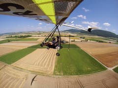 Toni Roth fliegt an der Flugdemonstration der Motorschirme. (Bild: Keystone / ENNIO LEANZA)