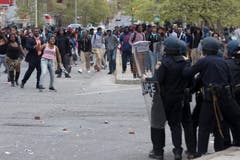 Protestierende und die Polizei treffen aufeinander. (Bild: EPA/ Michael Reynolds)