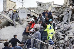 Eine verletzte Frau wird in Amatrice aus den Trümmern geborgen. (Bild: EPA / Massimo Percossi)