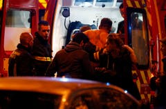 Ein Verletzter wird vom Rettungsdienst erstversorgt. (Bild: EPA/Etienne Laurent)