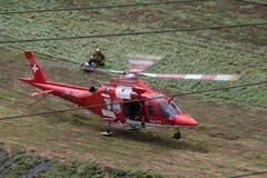 Ein Rega-Helikoper hebt ab, um Verletzte in ein umliegendes Spital zu fliegen. (Bild: Keystone)