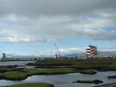 Zwei Aluminiumoxid-Silos bei Hafnarfjördur. (Bild: Marion Loher)