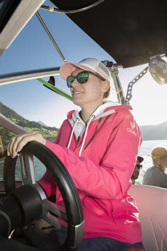 Das Boot liegt in charmanten Händen. (Bild: André A. Niederberger / Neue NZ)