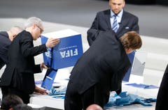 Also doch: Die Abstimmungscouverts landen auf dem Tisch. (Bild: AP Photo / Michael Probst)