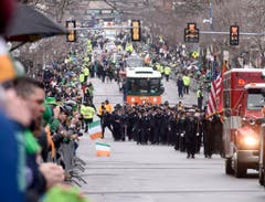 Die Feuerwehrleute aus Massachusetts nehmen an der jährlichen Parade in Boston teil. (Bild: Keystone)