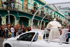 Der Papst auf dem Weg zur San Cristobal KAthedrale in Havana. (Bild: Keystone)