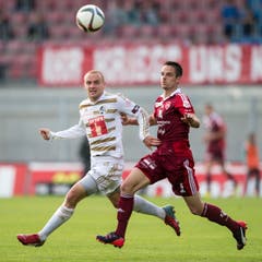 Luzerns Marco Schneuwly (links) im Duell mit Mario Sara vom FC Vaduz. (Bild: Keystone)