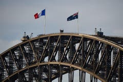 In Sydney wird bei der Harbour Bridge die französische Flaggen gehisst. (Bild: EPA/Dan Himbrechts)