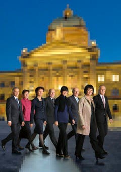 2010 (von links): Didier Burkhalter, Bundeskanzlerin Corina Casanova, Eveline Widmer-Schlumpf, Ueli Maurer, Micheline Calmy-Rey, Hans-Rudolf Merz, Bundespräsidentin Doris Leuthard und Moritz Leuenberger im Fernsehstudio des Medienzentrums. (Bild: Bundeskanzlei / Alex Spichale)