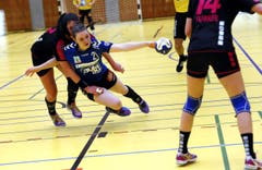 Shanice Kägi vom LZ Zug wird zurückgehalten. (Bild: Werner Schelbert)