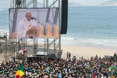 Übertragung des Gottesdienstes am Weltjugendtag in Brasilien. (Bild: Keystone)