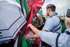 Eine anderer Gruppe demonstriert: Palästinensiche Aktivisten fordern den Ausschluss von Israel aus der Fifa. (Bild: KEYSTONE/ENNIO LEANZA)