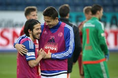 Luzerns Remo Arnold (rechts) beglückwünscht Jahmir Hyka nach dem Spiel. (Bild: Philipp Schmidli)