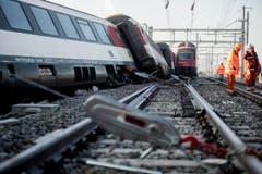 Der verspätete Interregio-Zug von Zürich nach Schaffhausen fuhr auf dem Aussengleis durch den Bahnhof, als die S-Bahn die Fahrt in die gleiche Richtung aufnahm. (Bild: Keystone / Ennio Leanza)
