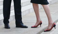 Frankreichs Präsident Francois Holland begrüsst Theresa May im Elysee Palace in Paris. (Bild: Thibault Camus/AP)