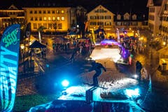 Winkelride Freestyle Event vor dem Winkelried Denkmal auf dem Dorfplatz Stans am Freitag, 18. November 2016. (Bild: Philipp Schmidli)