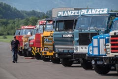 Die Besucher bestaunen die Oldtimer-Trucks. (Bild: Boris Bürgisser, Luzerner Zeitung / Alpnach, 27.05.2017)
