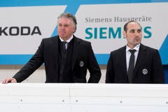 Luganos Trainer Doug Shedden, links, und Assistent Pat Curcio, rechts, sind enttäuscht nach der Partie. (Bild: Keystone/PASCAL MULLER)