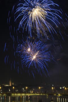 Feuerwerk über dem Rhein in Basel (Bild: Keystone)