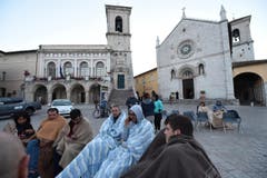 In Norcia verbringen Menschen die Nacht nach dem Erdbeben im Freien. (Bild: EPA / Matteo Crocchioni)