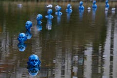 Schon ganz blau: Figuren des Argentiniers Pedro Marzorati sollen an den steigenden Meeresspiegel erinnern. (Bild: AP Photo/Francois Mori)