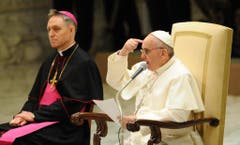 "Oh wie ich gerne eine arme Kirche für die Armen hätte": sagte Papst Franziskus am 16. März. Zu seiner Rechten Georg Gänswein, deutscher Bischof und einer seiner beiden Privatsekretäre des Papstes. (Bild: Keystone)