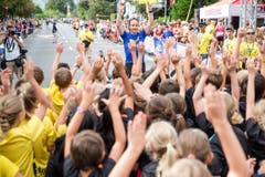 Viktor Röthlin leitet ein kurzes Einturnen mit den Schülern vor dem Start. (Bild: Manuela Jans-Koch / Neue LZ)