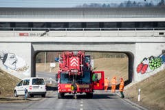 Schwere Bergungsfahrzeuge kommen zum Einsatz. (Bild: Keystone / Ennio Leanza)