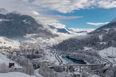 Airolo ist weiss. Nach einer 64-tägigen Trockenperiode gab es dort erstmals Niederschläge – in Form von Schnee. (Bild: KEYSTONE/Ti-Press/Pablo Gianinazzi)