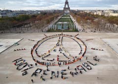 Für die Botsdchaft «100% renewable» (100% erneuerbar) wenden sich Aktivisten direkt an Flugzeugpassagiere. (Bild: AP Photo/Michel Euler)