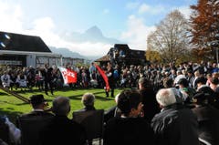 Fahnenschwingen im Garten des Hotel Bahnhof. (Bild: Philipp Unterschütz)
