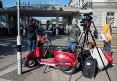 Grosser Medienrummel vor dem Hotel in Zürich: Ausgewählte amerikanische Medien waren im Voraus über die Verhaftung informiert worden. (Bild: Ennio Leanza / Keystone via AP)