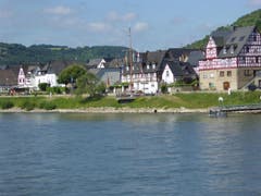 Am "Romantischen Rhein" zwischen Rüdesheim und Koblenz sind viele schöne Dörfer zu sehen (Bild: Hans Scheidegger)