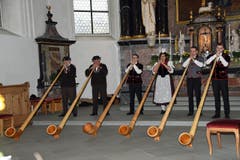 Die Alphorngruppe umrahmt den Gottesdienst musikalisch. (Bild: Robert Hess (OZ))