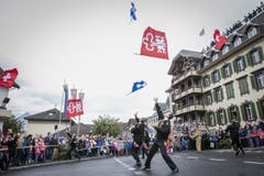 Einige Male wurde an diesem Tag nicht das Fahnenschwingen , sondern das «Fahnenwerfen» zelebriert, mit der Hoffnung jeweils wieder seinen eigenen zu erwischen. (Bild: André A. Niederberger)