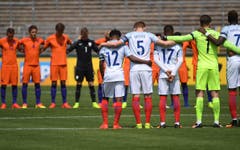 Trauerminute im Spiel der U-19 Europameisterschaft in Ulm zwischen den Niederlanden und England. (Bild: EPA/Marijan Murat)