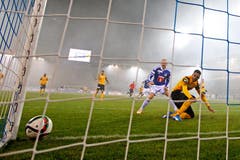 YBs Gregory Wüthrich (rechts) erzielt unter Druck durch Luzerns Marco Schneuwly ein Eigentor zum 2:0. (Bild: Philipp Schmidli / Neue LZ)