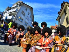 Kinderfasnacht mit Umzug am Güdismäntig in Alpnach. Eine Gruppe Afrikaner ruht an der Sonne aus. (Bild: Markus von Rotz / NZ (27. 02. 2017))